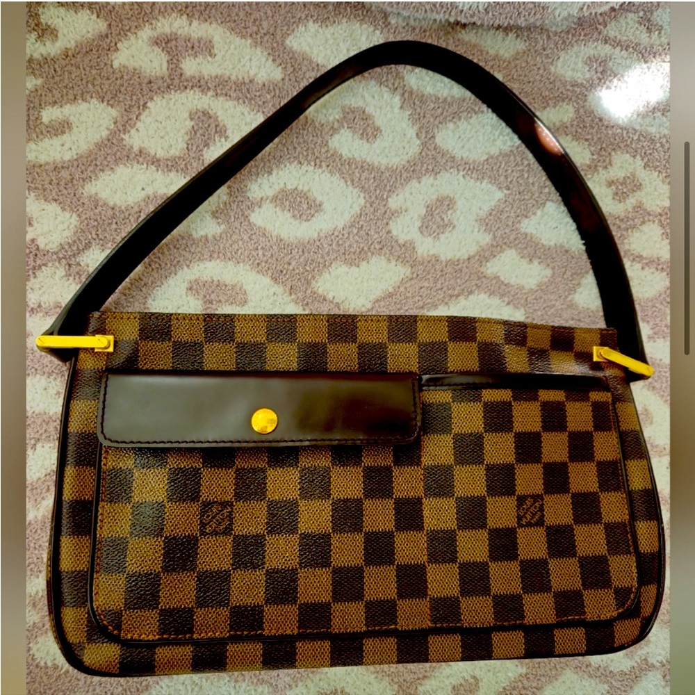 Authentic LOUIS VUITTON  hand bag excellent condition.